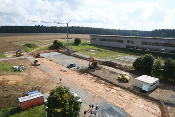 Auf dem Bild sieht man eine Luftaufnahme der Baustelle des Kompetenzzentrums.